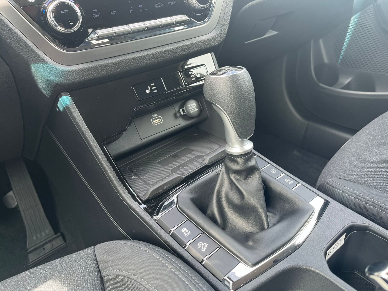Korando 1.5Turbo Style+ MT BE Bílá/černý     481