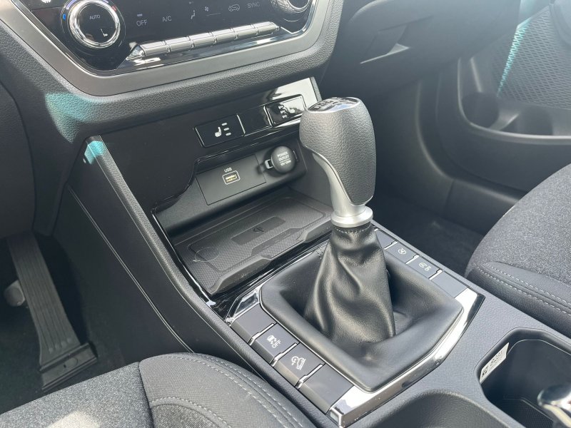 Korando 1.5Turbo Style+ MT BE Bílá/černý     481