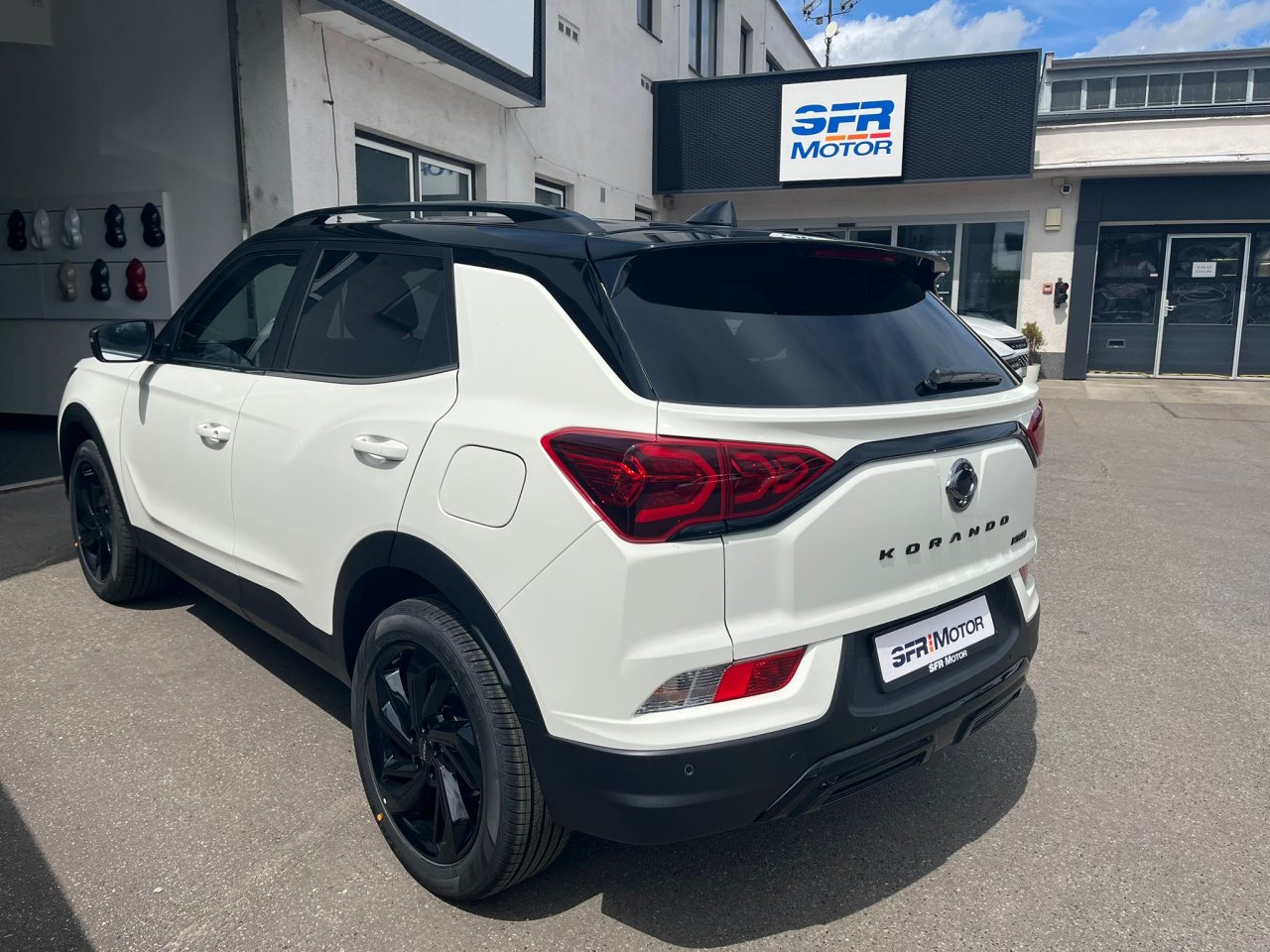 Korando 1.5Turbo Style+ MT BE Bílá/černý     481
