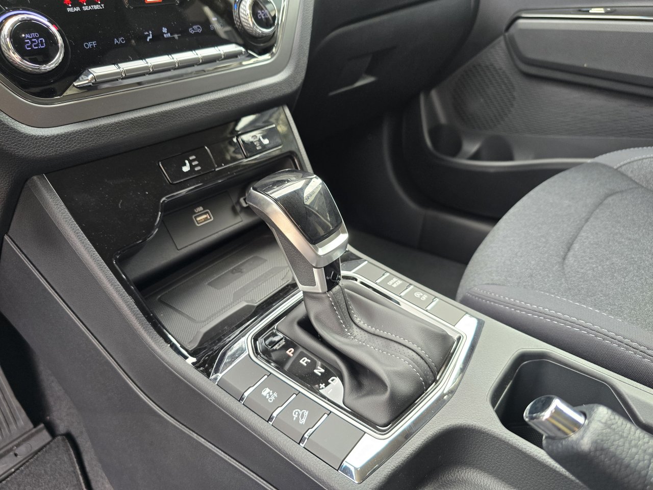 Korando 1.5Turbo Style+ AT Černá/černý 55704