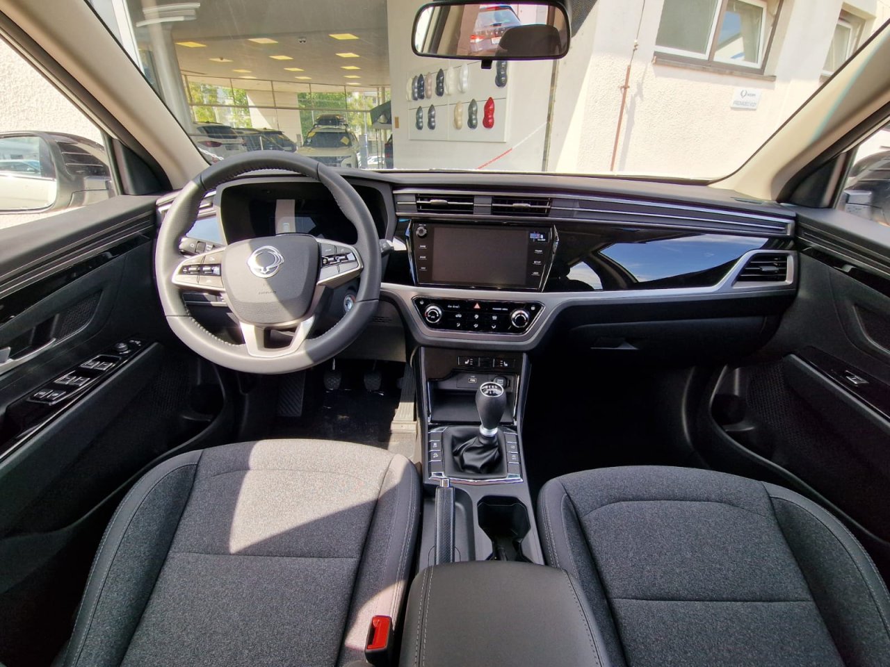 Korando 1.5Turbo Style MT Černý/Bílá - 2026 NOVÝ - 490